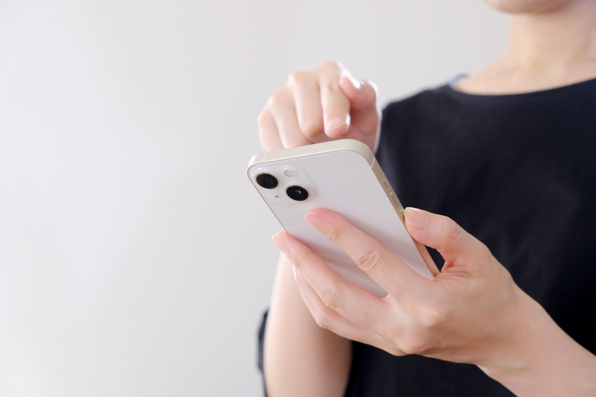 スマートフォンを操作する女性